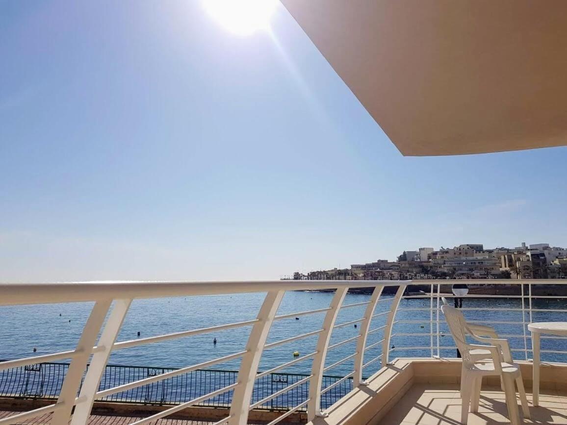 Riviera Holiday Apartments - Seafront - Wifi Marsaskala Rum bild