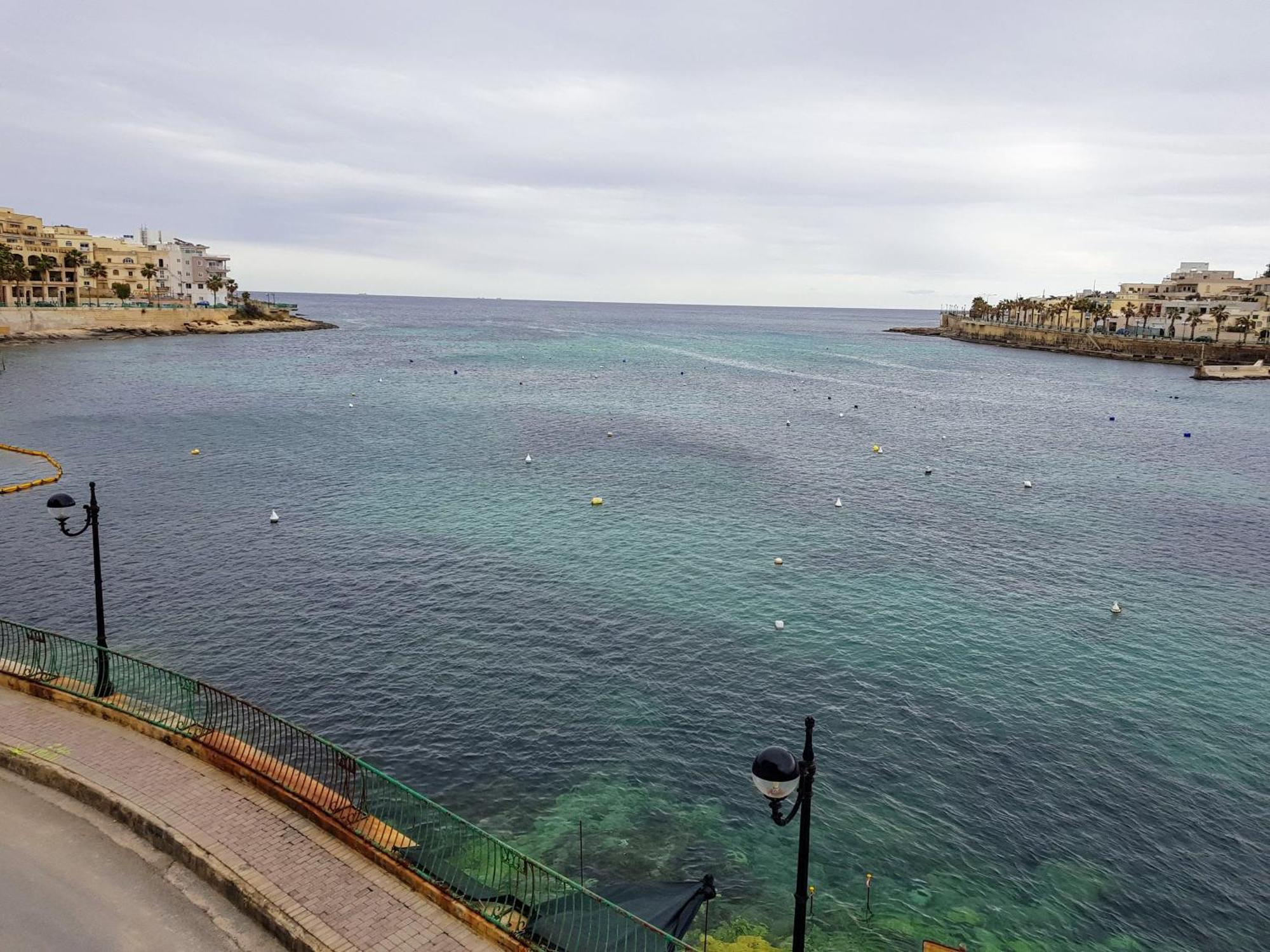 Riviera Holiday Apartments - Seafront - Wifi Marsaskala Rum bild